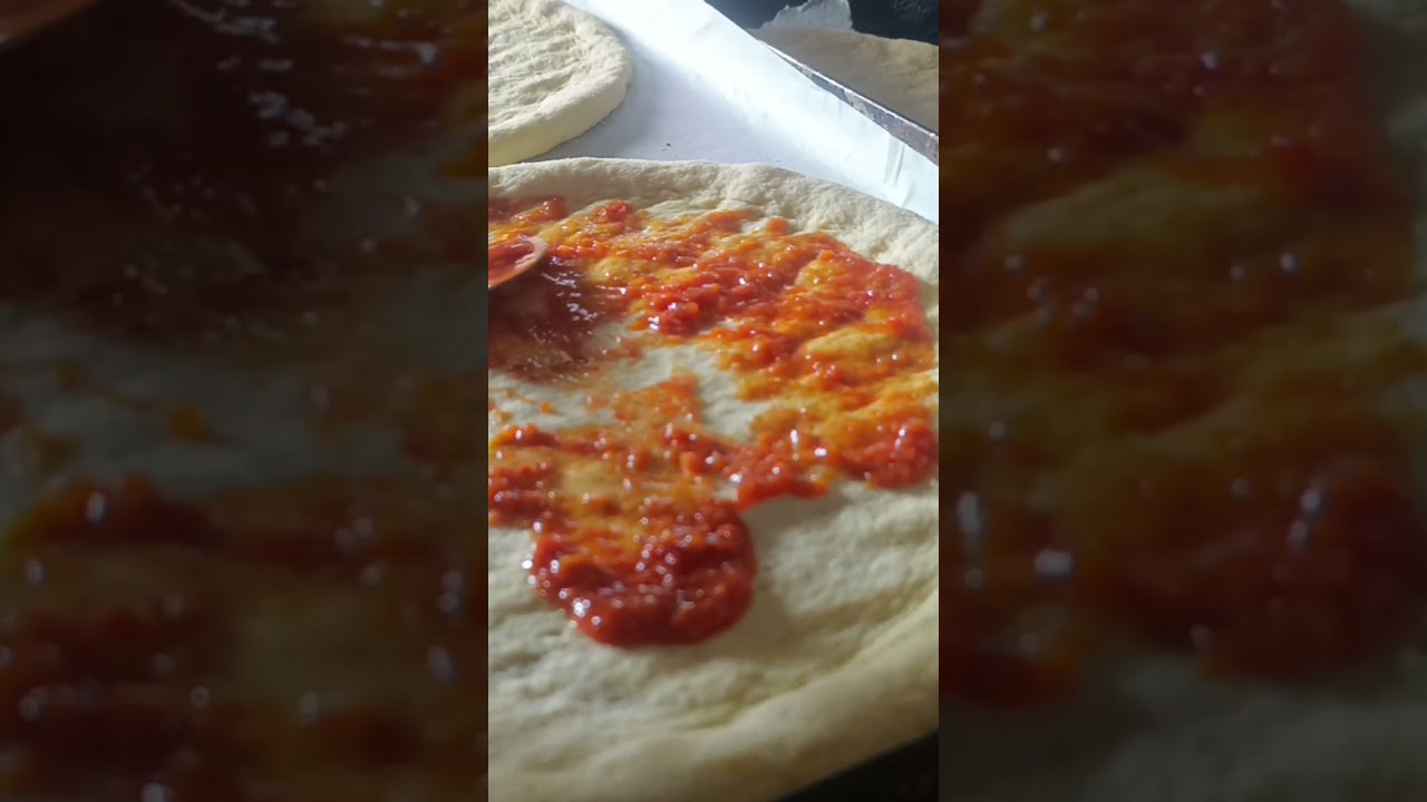 حضرت بيتزا خمّرت في الثلاجة ثم طيبتها في الفرن ديال العواد🍕😋