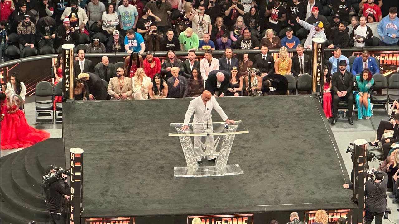 Рок вводит Лию Майвию и вызывает Коди Роудса в Зал славы WWE 2024