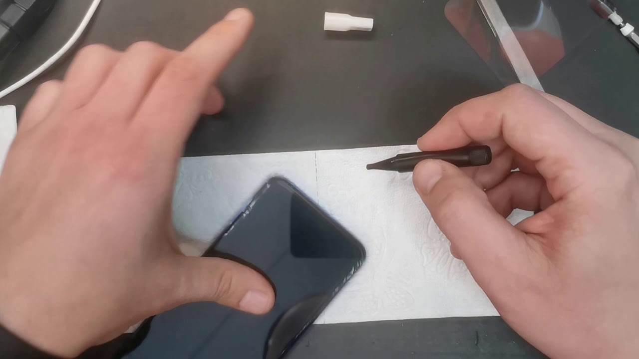 Nakładanie szkła z doklejaniem Samsung A40 / Samsung A40 gluing screen protector.