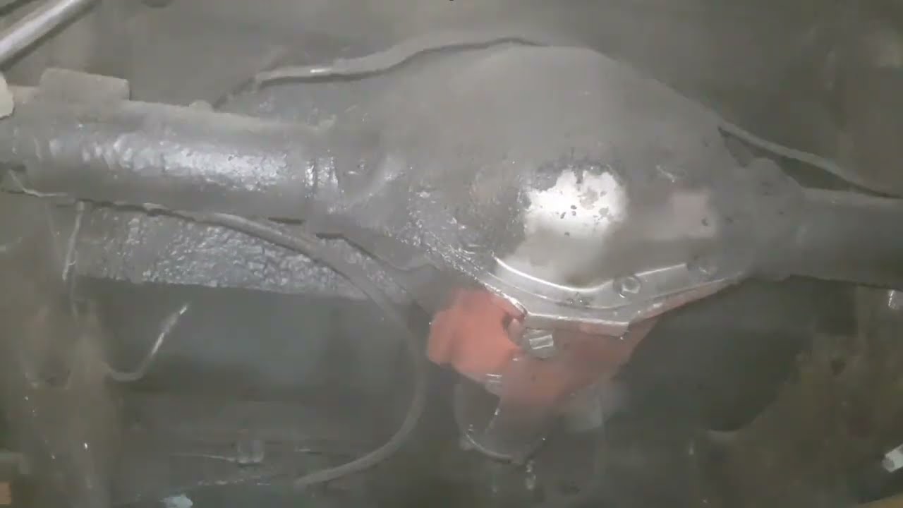 Facel Vega Unterboden von Bitumen,Rost,Fett befreien.
