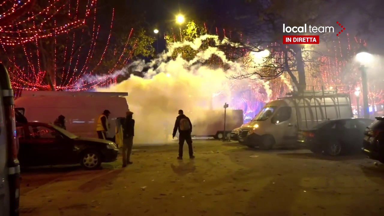 LIVE Caos a Parigi, violenti scontri per la rivolta dei gilet gialli anche in serata