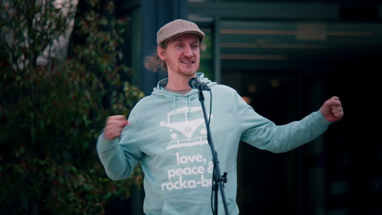 Mit dem Doppeldeckerbus Gott finden - Michel Malcin über seine außergewöhnliche Reise