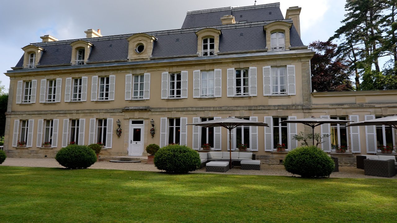 Отель Château de la Chenevière — это 5-звездочный отель, расположенный в Нормандии, Франция.