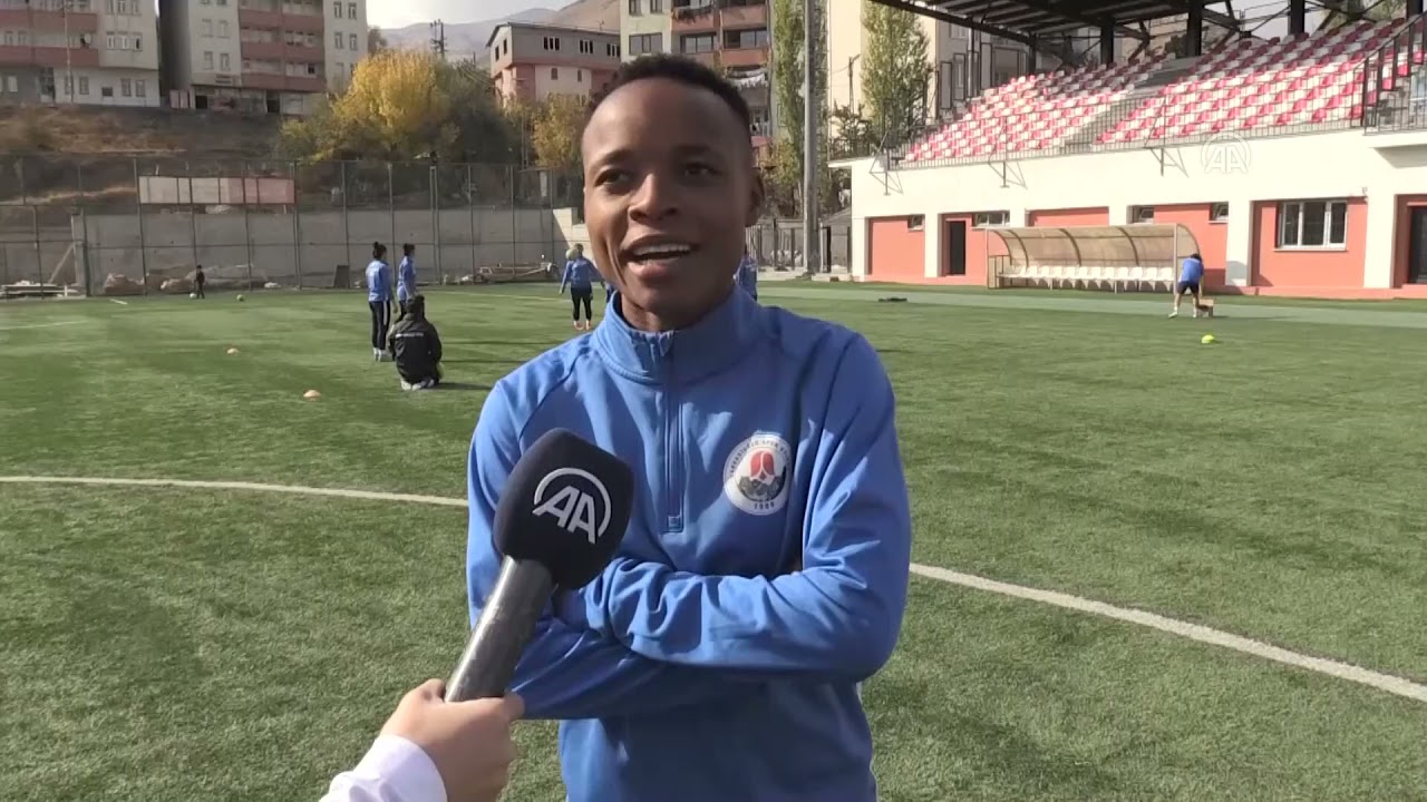 Hakkari'de 2 Afrikalı kadın futbolcu top koşturuyor!  Mwanalima Adam Jereko, Zambiyalı Misozi Zulu'