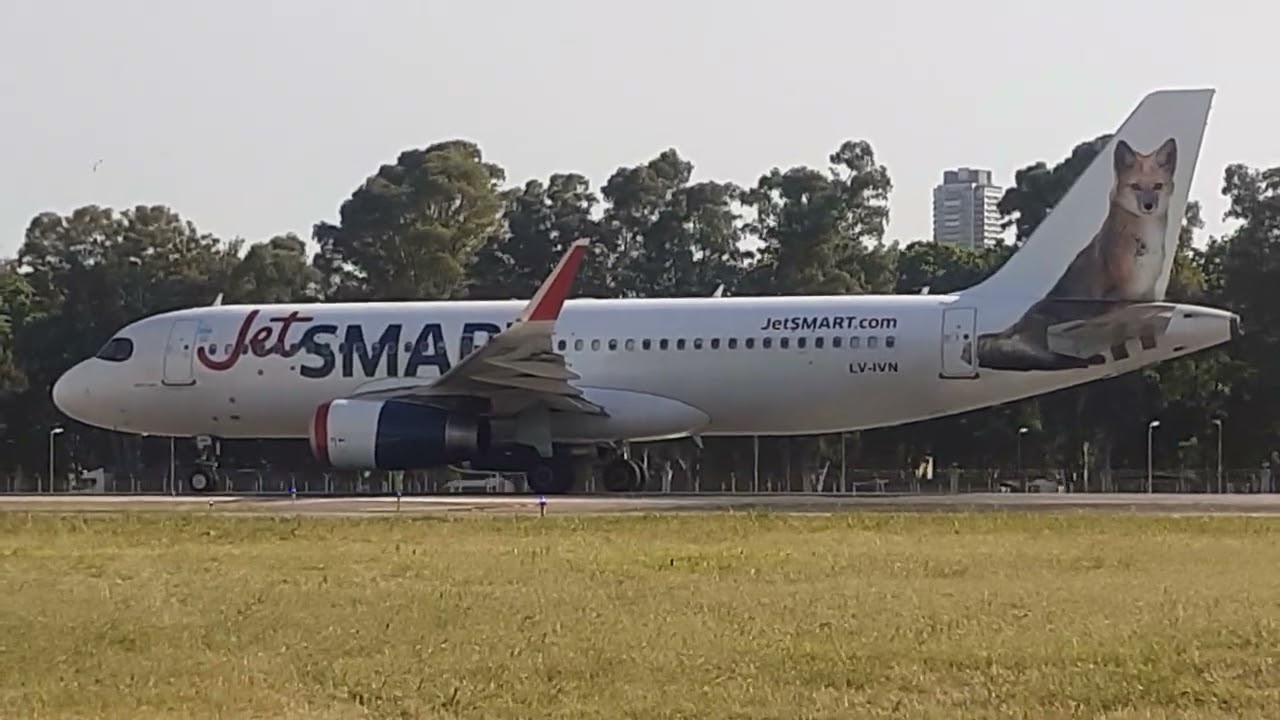 Airbus A 320 Neo JetSmart LV-IVN pista 13
