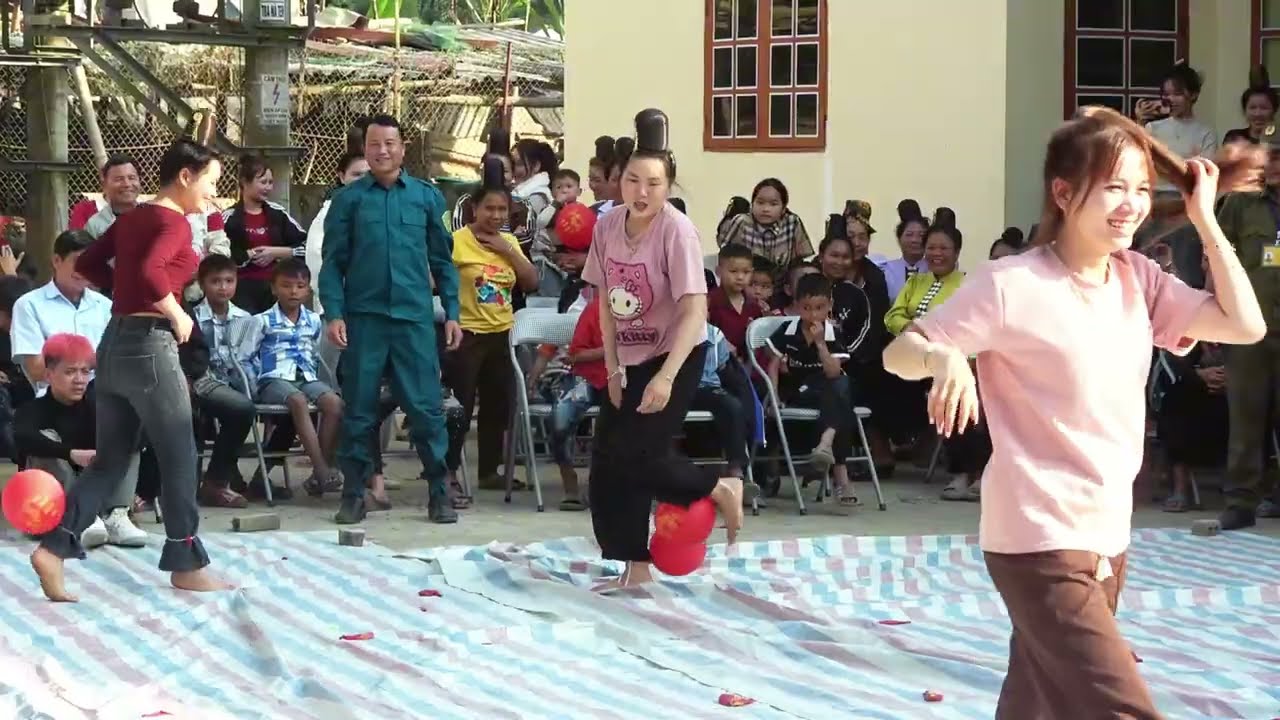 TRÒ CHƠI MÙNG 4TẾT RẤT VUI TẠI NHÀ VĂN HOÁ BẢN NÀ TEN II HOA BAN BÓ MƯỜI