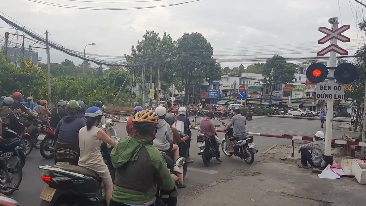 D19E-958 kéo tàu SE6 vào ga Nha Trang (16h35)