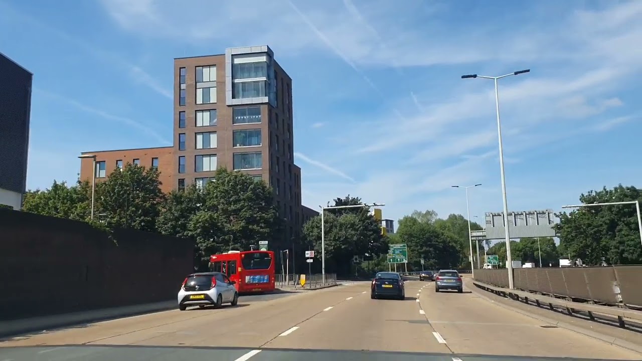 Edmonton , Enfield , Woodgreen, A406