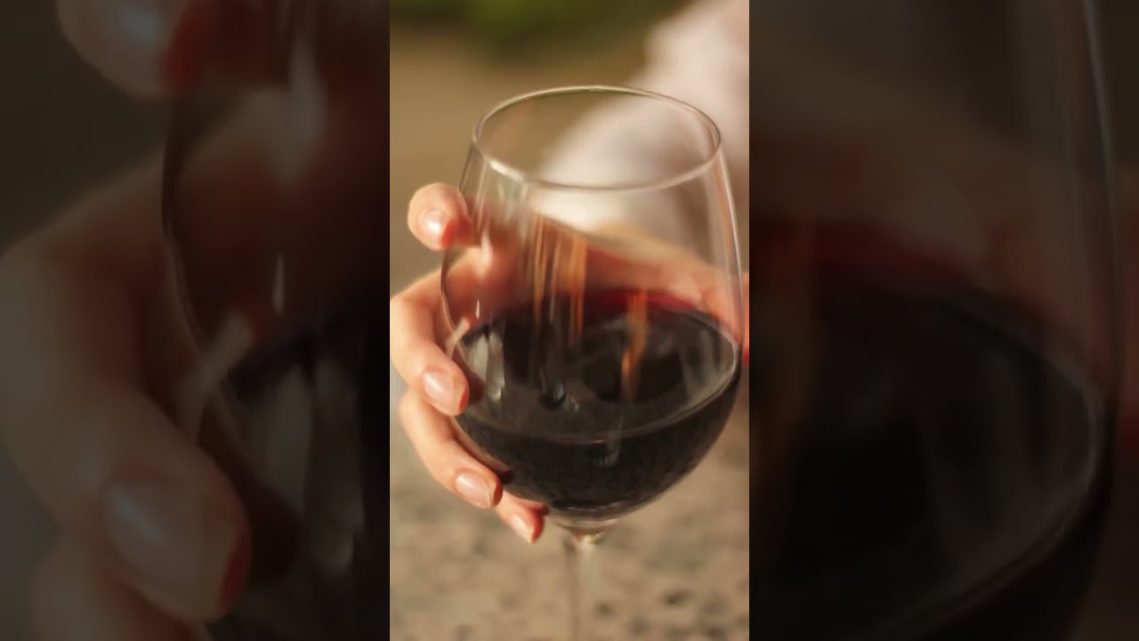 &iquest;Sab&iacute;as que la forma de agarrar tu copa afecta la temperatura del vino? 🍷 #tipsdevinos