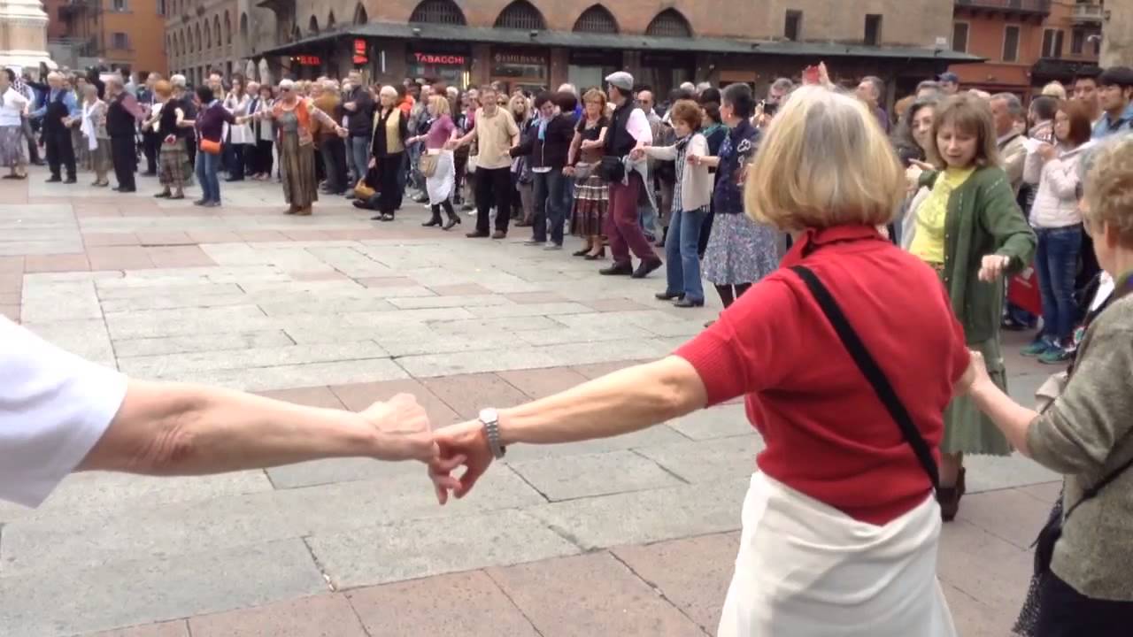 Balli popolari in Piazza Maggiore Bologna