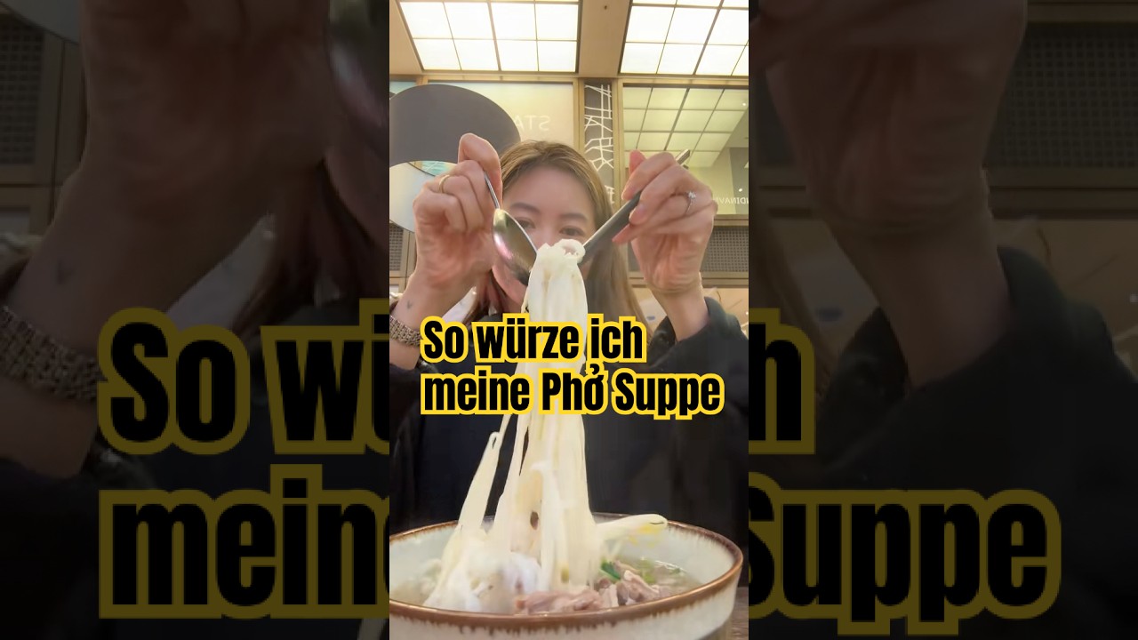 Ich würze meine Phở Suppe mit Zitrone, frischem Chili, eingelegtem Knoblauch, Essig & Hoisin-Sauce.