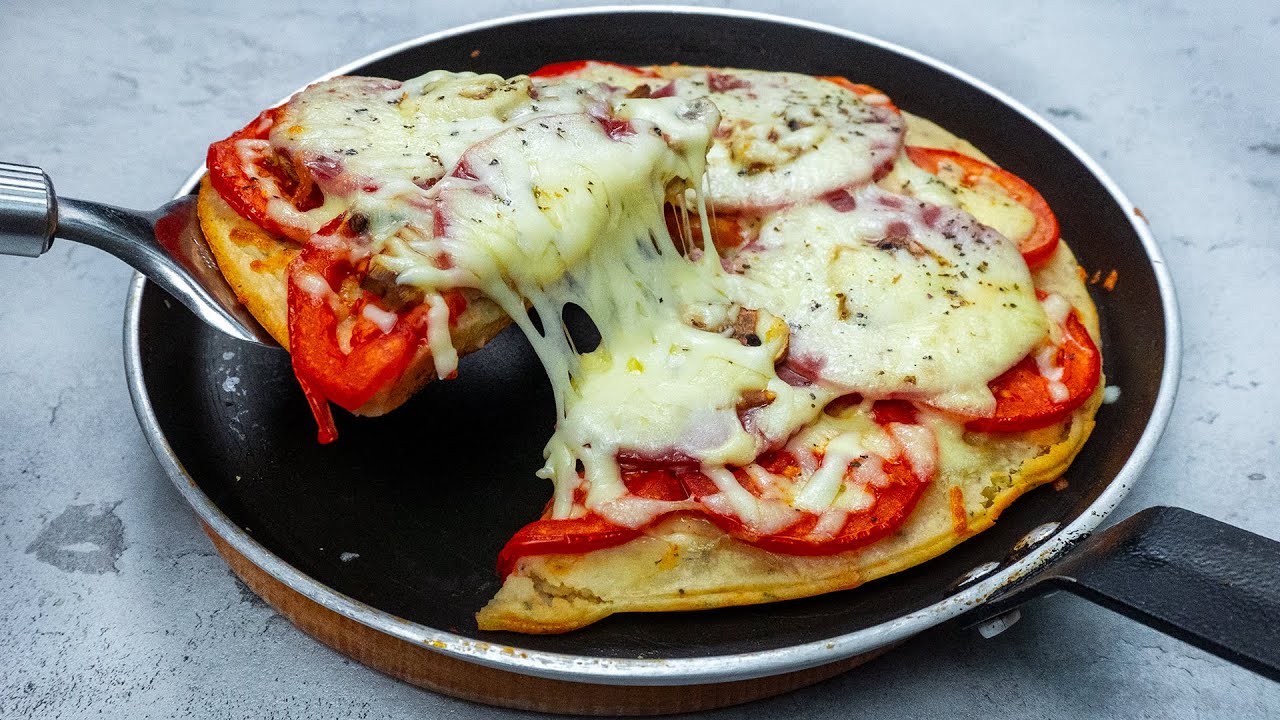 Nu mancam in oras! Am descoperit cea mai buna reteta de pizza pe tigaie!