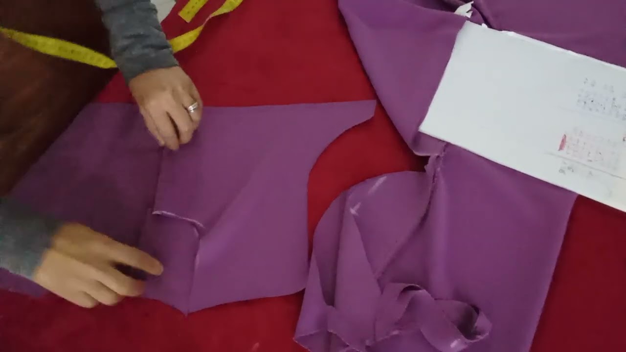 كسوة بالكشكشة فوق الصدر 