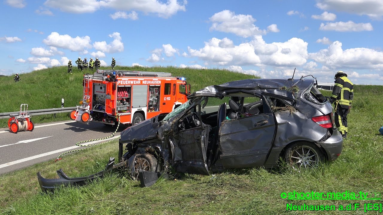 [Tödlicher Unfall] - PKW SCHANZT über ERDHÜGEL - FEUERWEHR BEFREIT EINGEKLEMMTEN FAHRER - [E]
