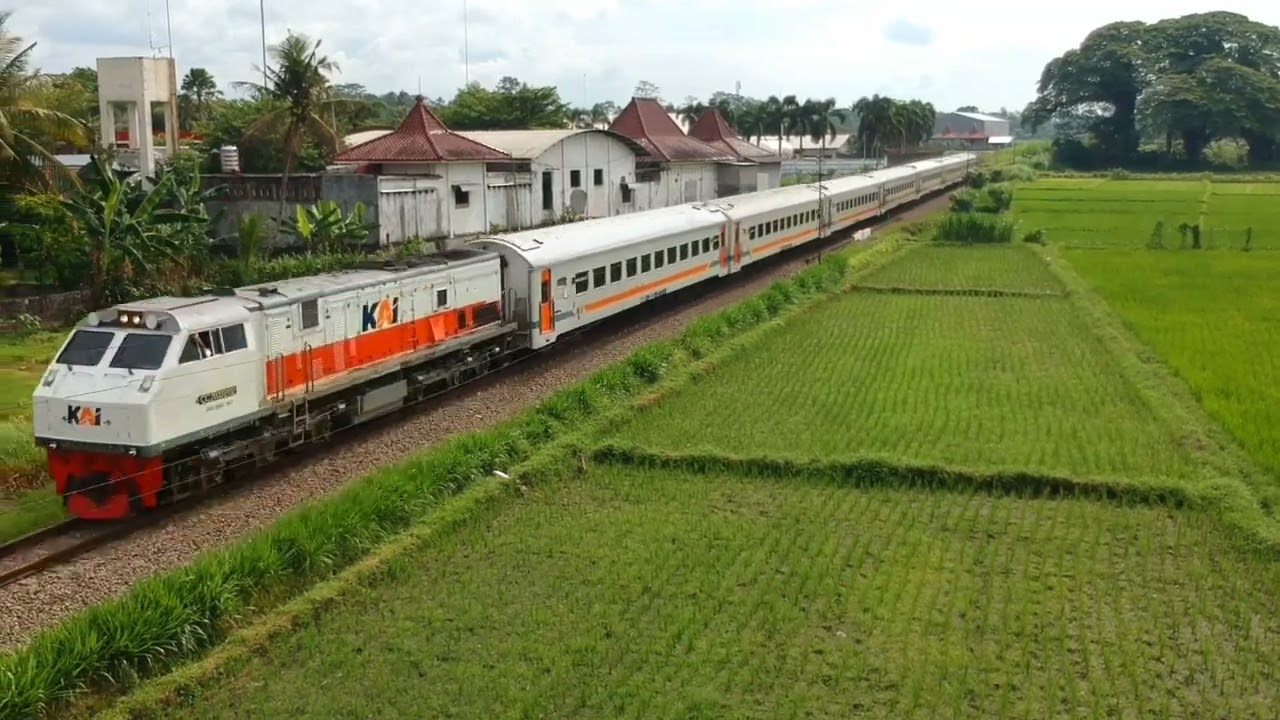 Lihat kereta api pake drone ( KA PENATARAN )