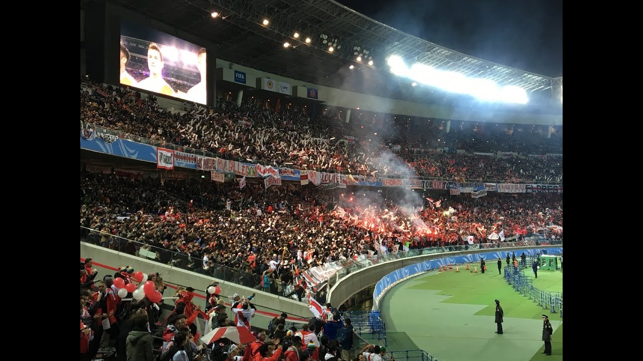 発煙筒とロケット花火で応援するリーベルサポーター　Hinchada de River Plate en Yokohama