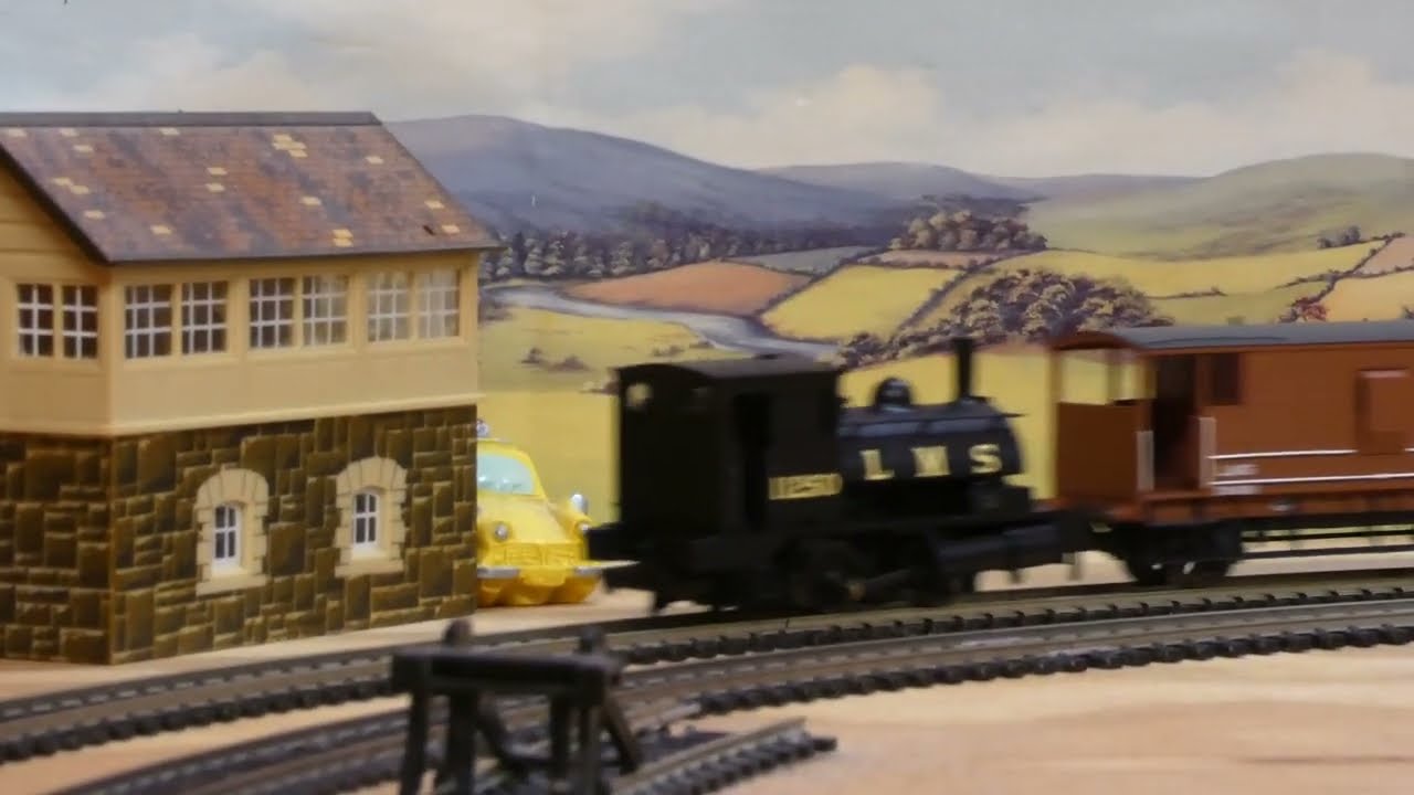HORNBY L&YR CLASS 21 (PUG) WITH 2 LMS BRAKE VANS SHORT RUNNING SESSION