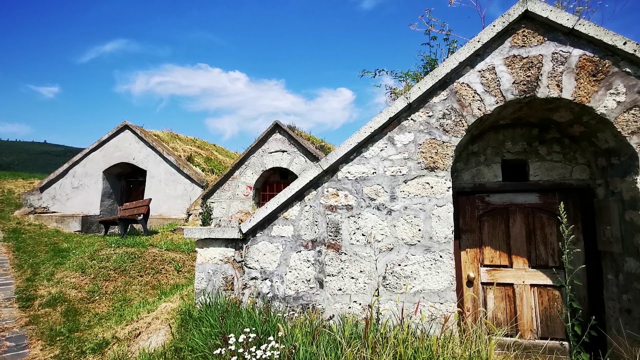 Zahlreiche Weinkeller tief im Berg: Hercegkút in Ungarn!