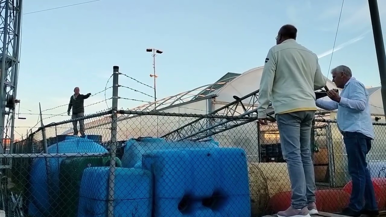 Versa tower transporteren naar de achterkant van het clubgebouw RCK