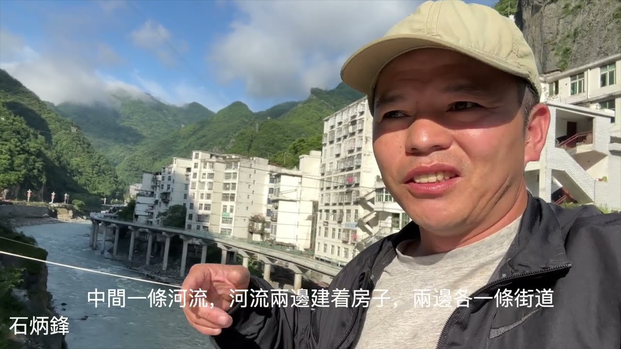 正龍拍虎的縣城，人口負增長，只剩幾千人。物價驚人，三個桃子四十多塊錢
