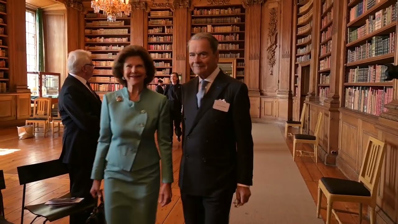 Queen Silvia handing out diplomas to nurses