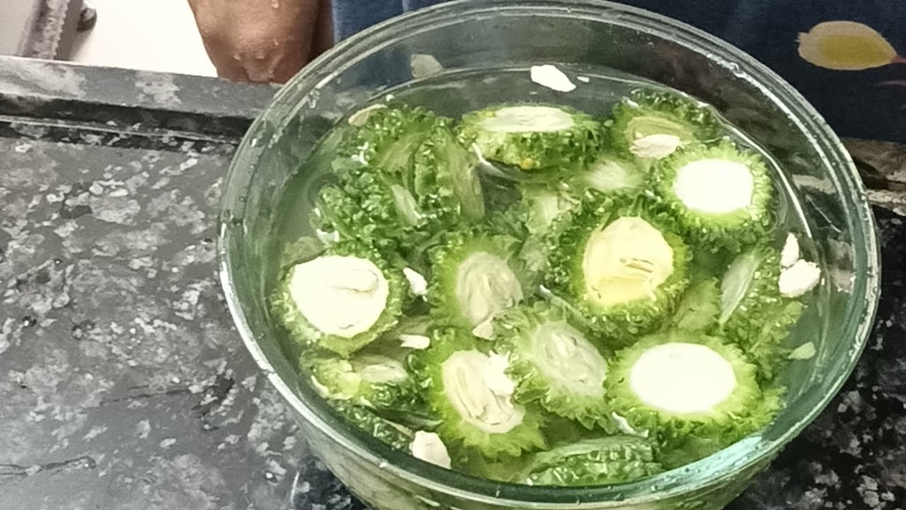 ज़राही कङू न होता अशी बनवा कार्लयाची भाजी #viralvideo #ghar #bittergourd #simple #easyrecipe #karela