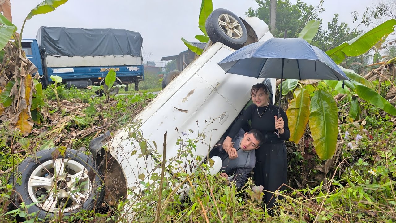 The girl rescued the car that had toppled into the abyss and repaired and restored the car.