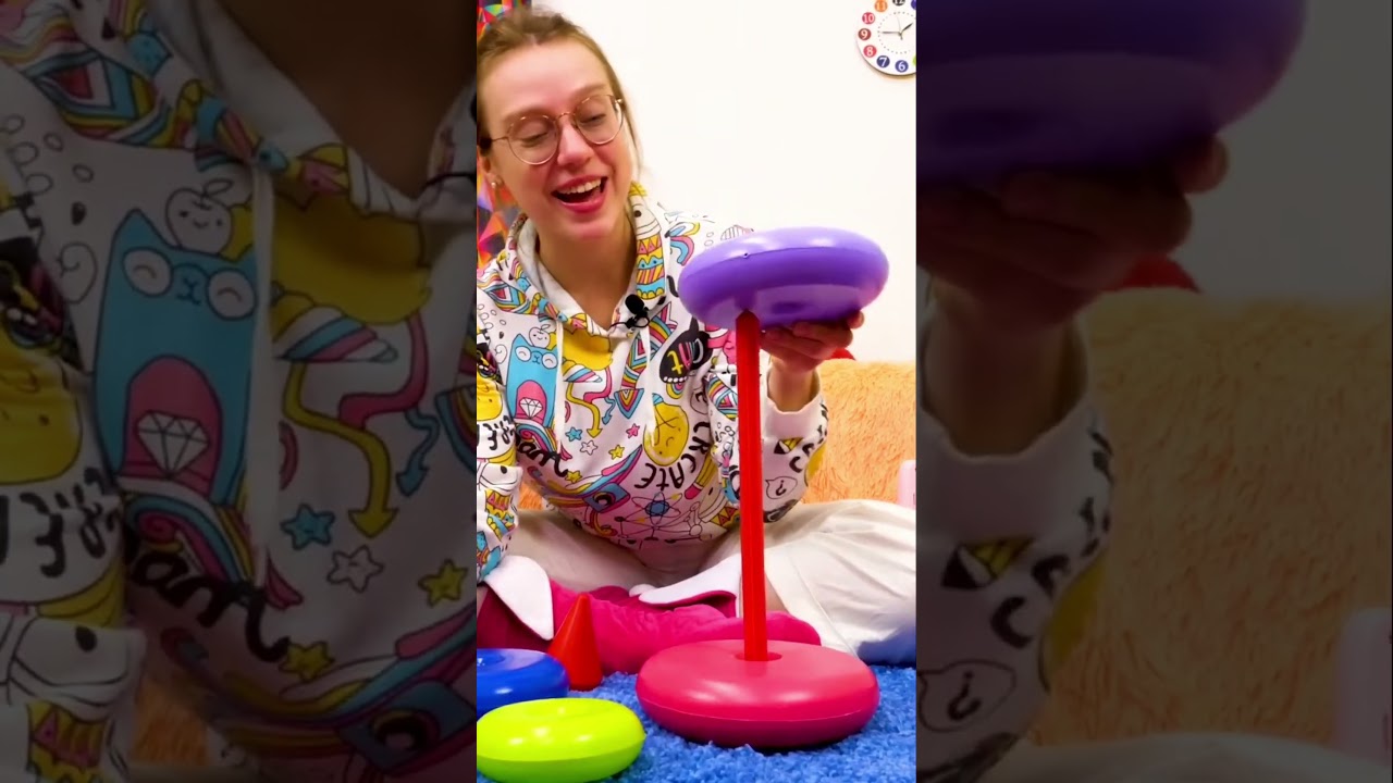 😊Rakennetaan ja leikitään lelun värikkäällä pyramidilla! 