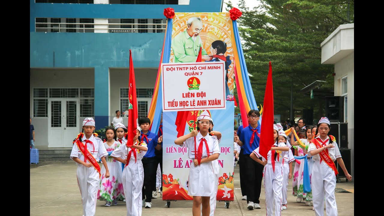 Phần thi diễu hành nghi thức Đội trường Tiểu học Lê Anh Xuân