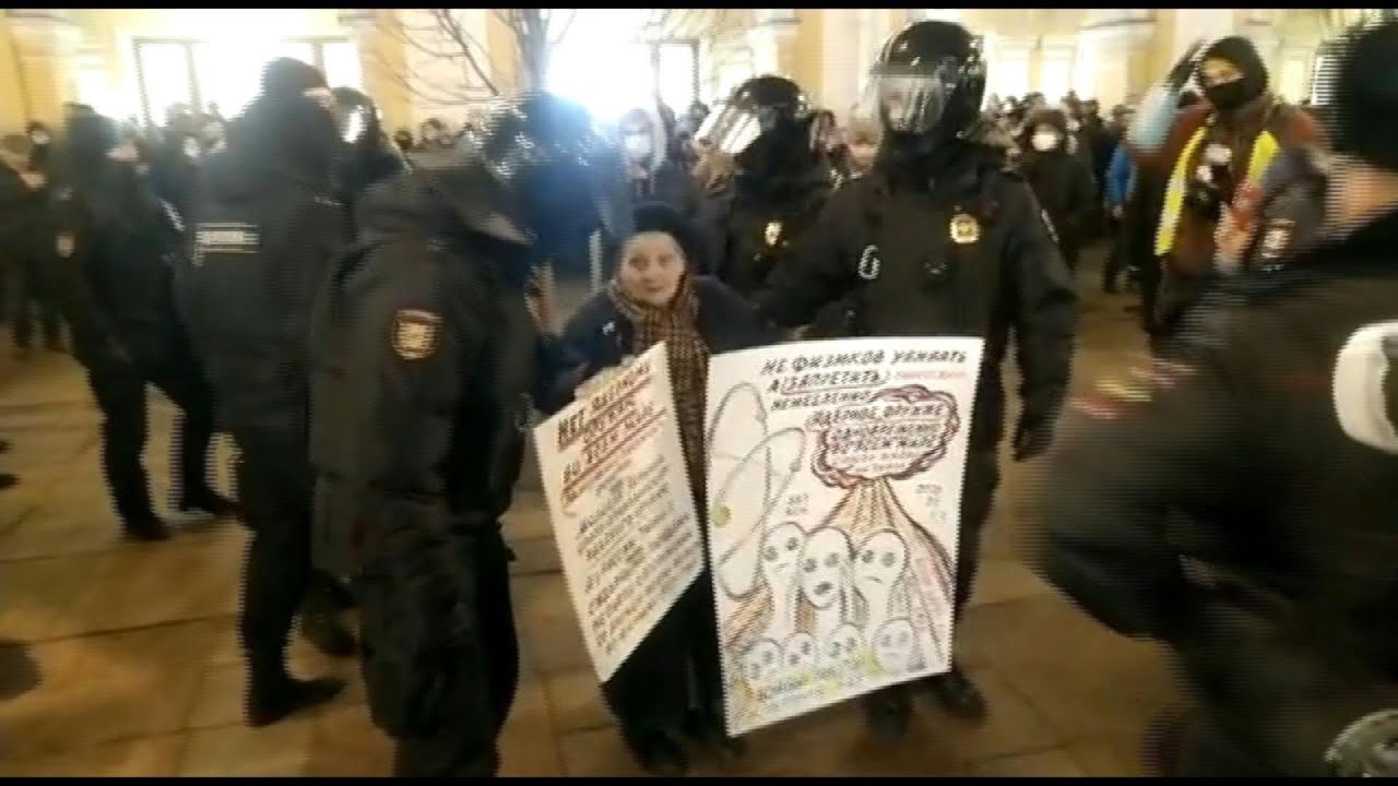 Russian police detain anti-war protesters in St. Petersburg | AFP