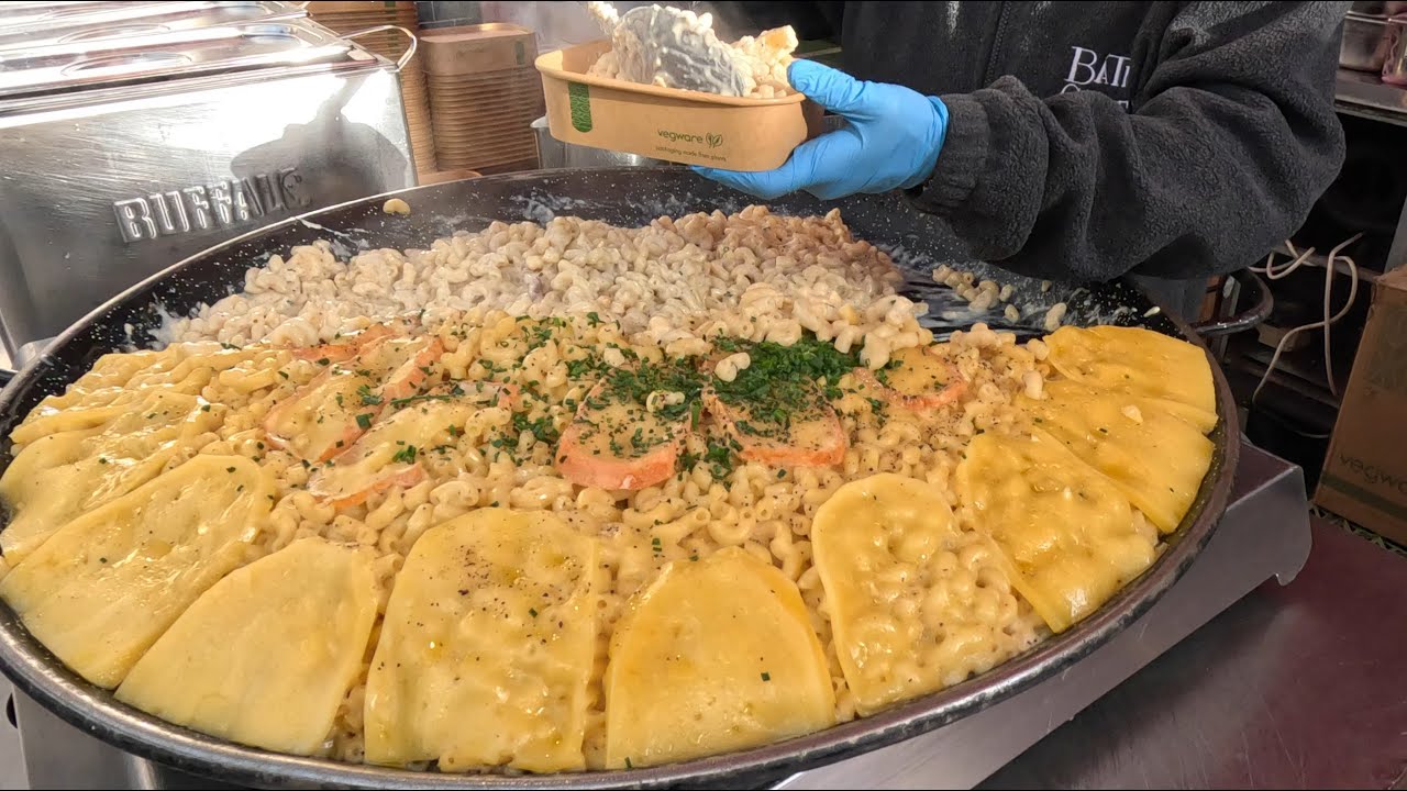 Big Mac z serem i roztopionym kremem serowym. Londyńskie jedzenie uliczne