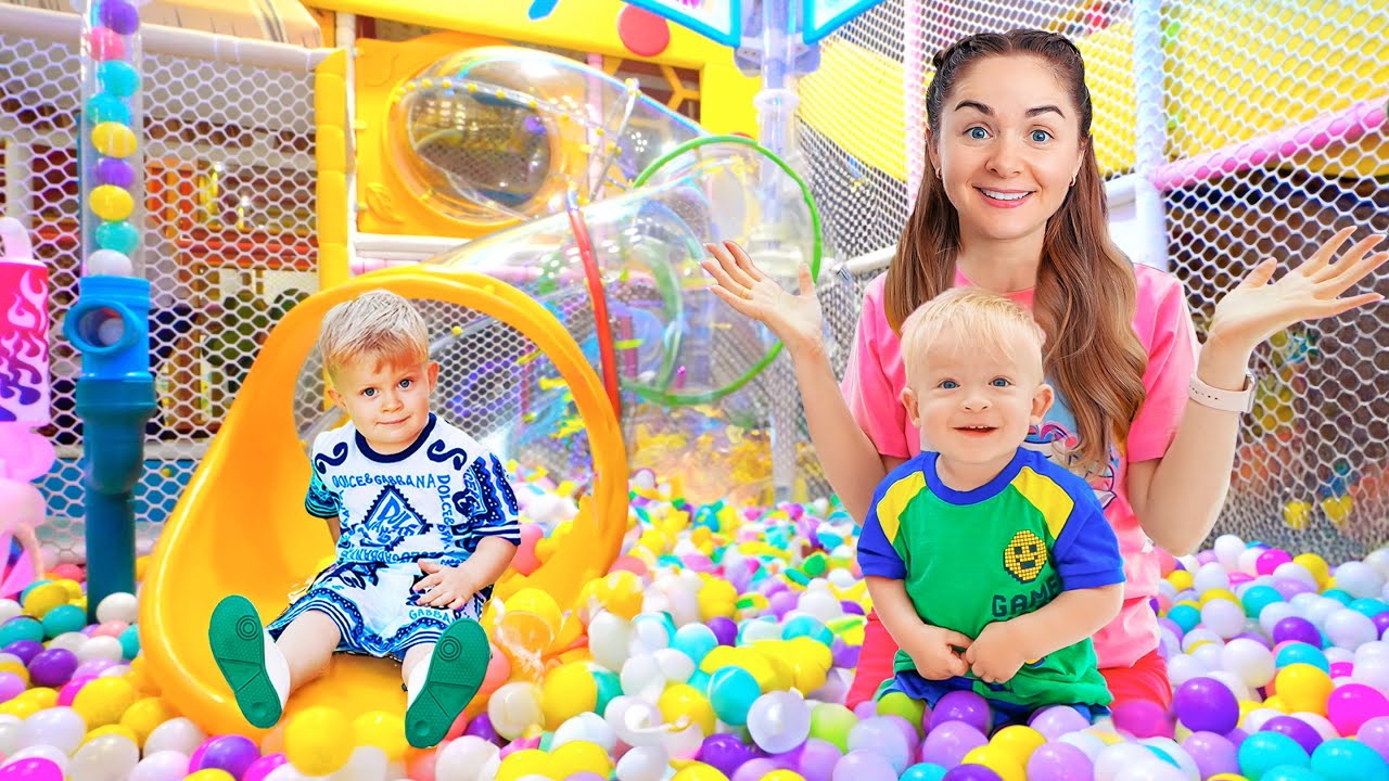 أوليفر وآدم يفاجئون الأم في الملعب!