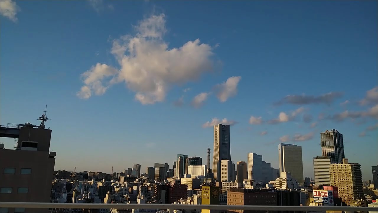 【タイムラプス】夕方の頃に綿菓子のような雲が流れる、ランドマークタワーの遠景 2025年2月下旬(3)e