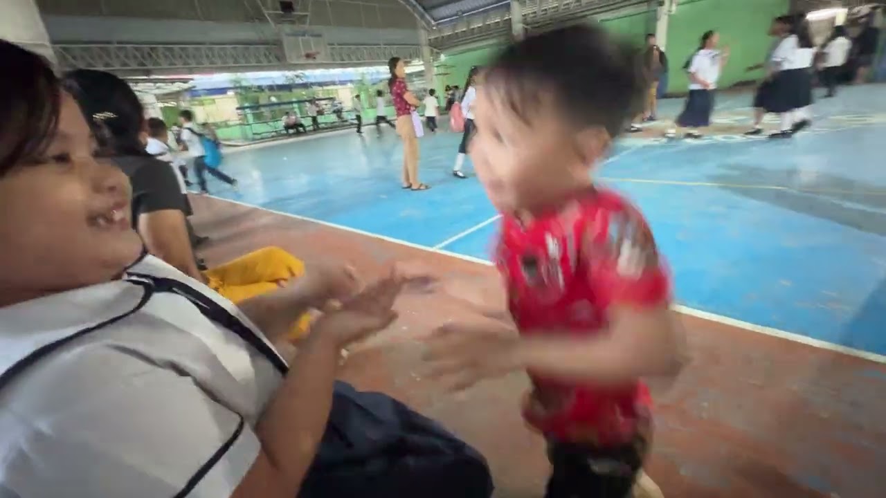 Habang naghihintay kay kuya Riam laro muna sila Ate Yona and Arki.. 