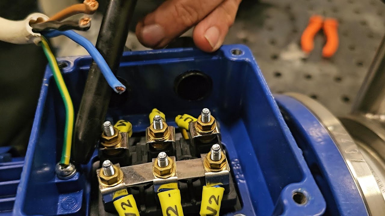 Как подключить двигатель на 380 Вольт и изменить направление вращения?