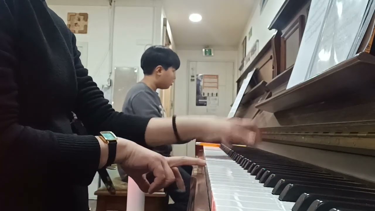 오른쪽에서는 성당반주 준비하는 은이...왼쪽에서는 교회반주 연습하는 진이. 참 행복하고...감사하고...내가 해야할 사명중 하나....예배반주는 ..끊기지 않게 아이들 세우는일..