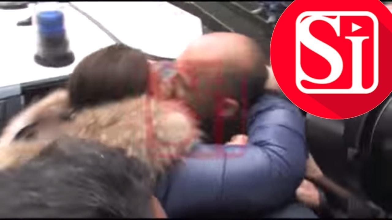 NAPOLI: SCHERZA E BACIA I PARENTI, L'ARRESTO DIVENTA SHOW