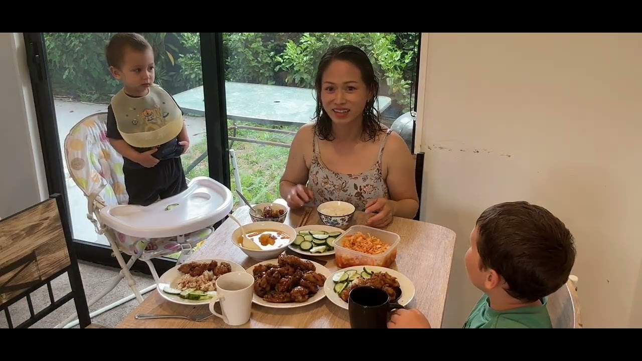 Đi chơi hái mận ở công viên và ăn tối gà chiên giòn sốt nước tương 