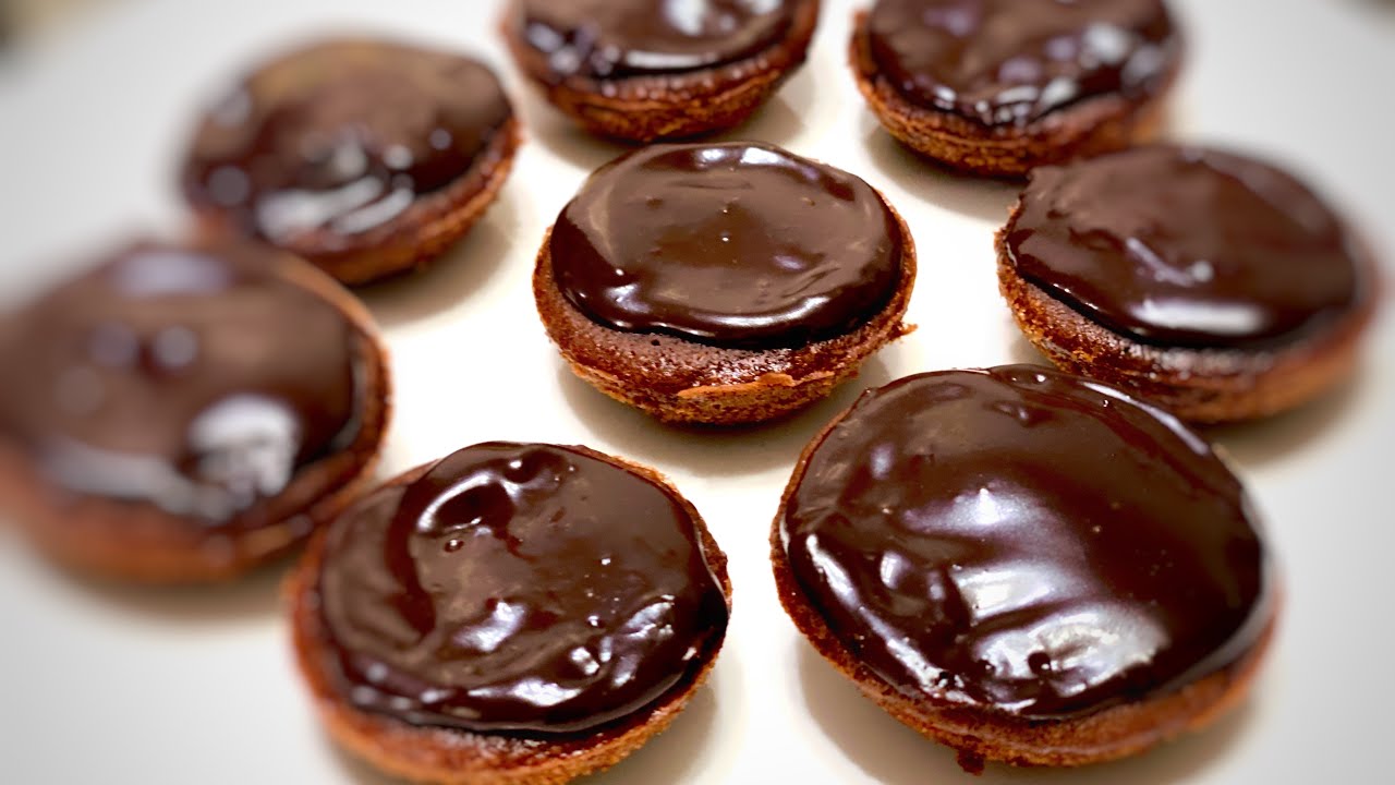 बिना अंडे के घर मैं पड़े बिस्कुट से गैस पर बनाये मिनी कपकेक | Eggless Mini Chocolate Cupcake on gas