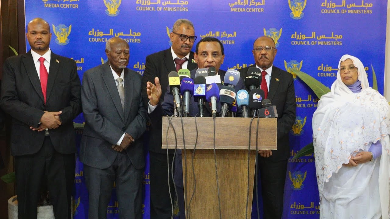 رئيس مجلس الوزراء د.كامل ادريس يعقد  مؤتمر صحفي بمطار الخرطوم الدولي عقب زيارته لجمهورية مصر العربية