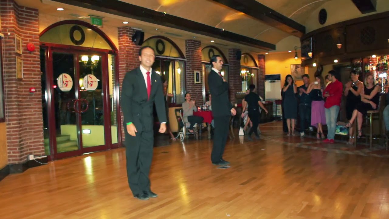 Los hermanos Macana interpretando el Tango, 27 de abril de 2018.