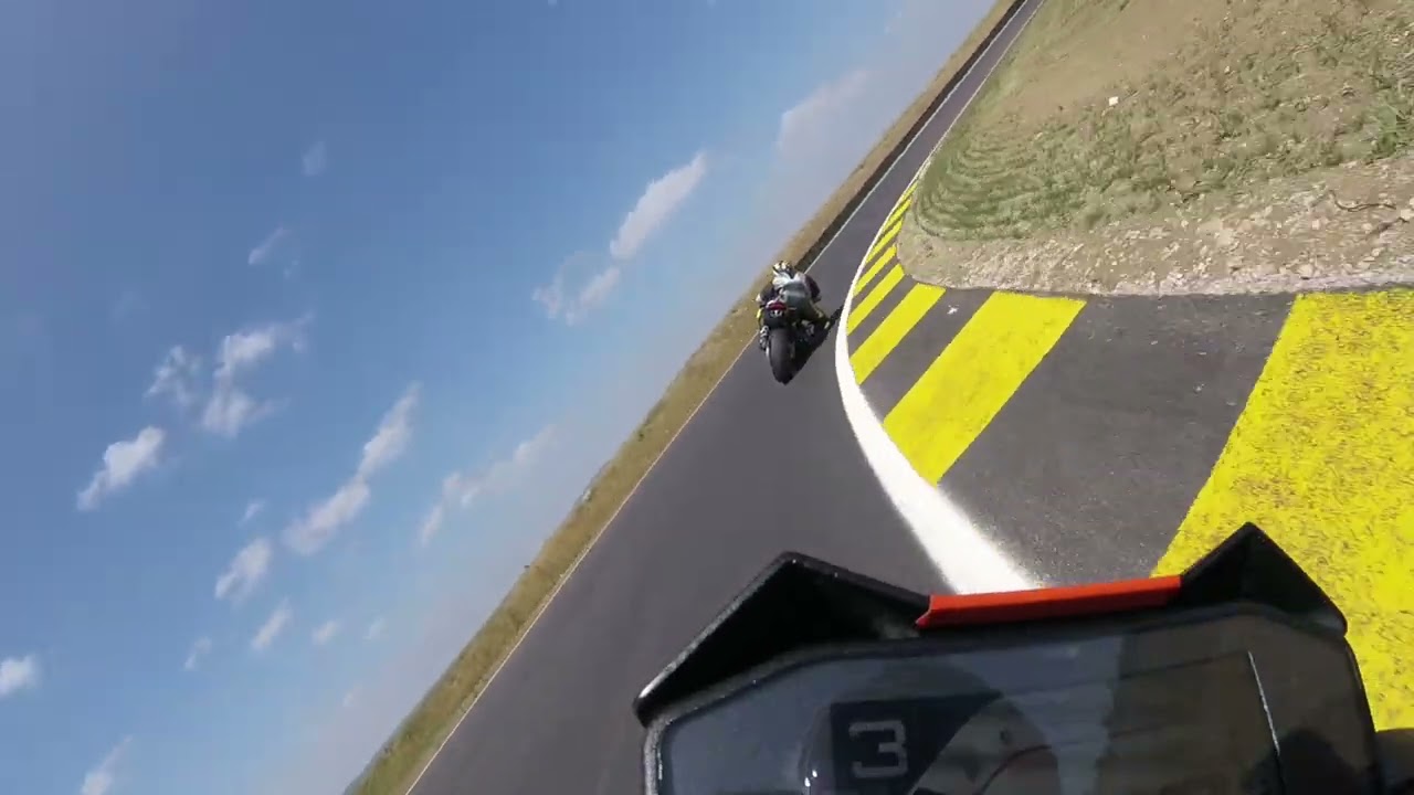 Mirecourt Duke 890R vs Aprilia RSV Mille