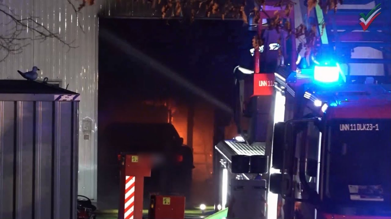 Унна - Автомобильный холл с горящими классическими автомобилями: крупный пожар причиняет миллионы...