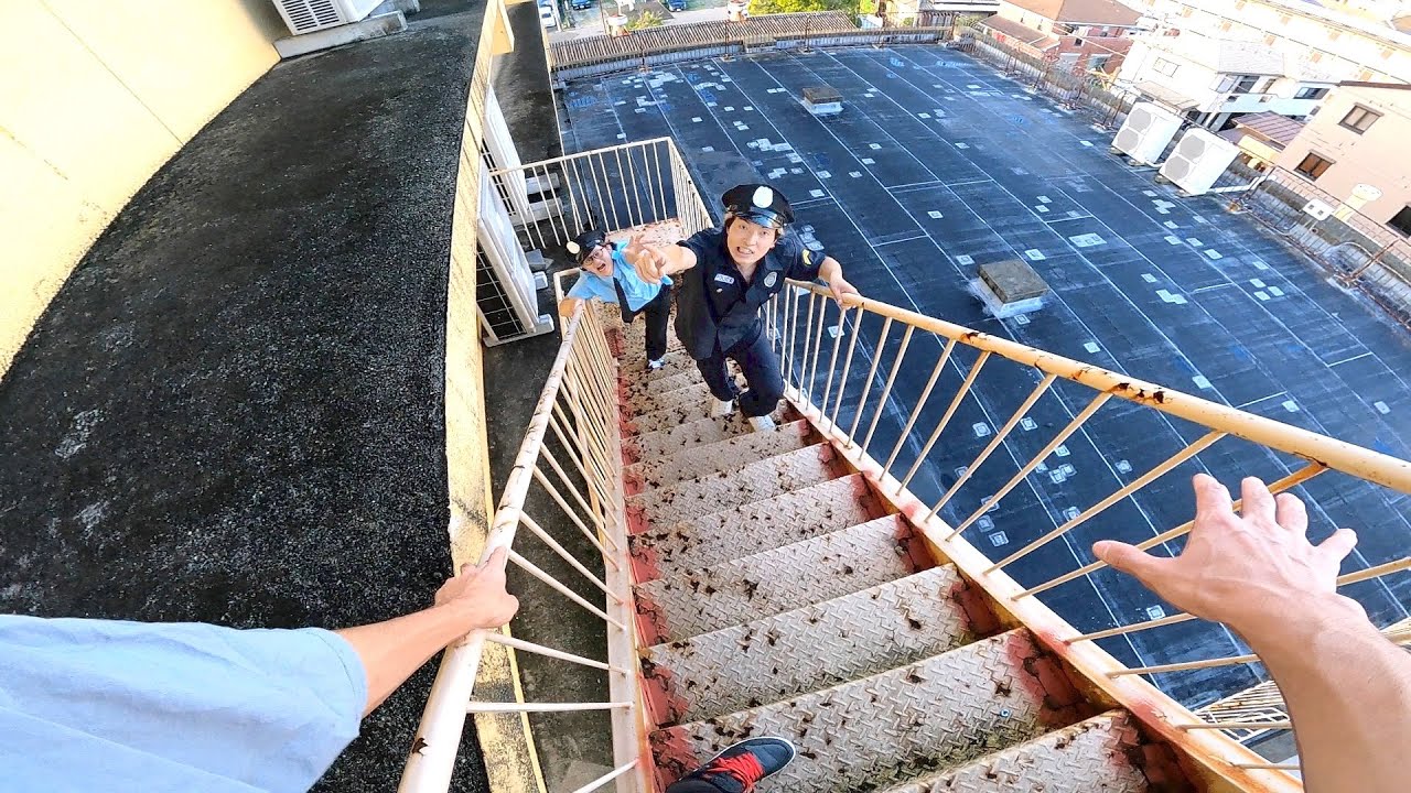 警察からパルクールで逃げます。