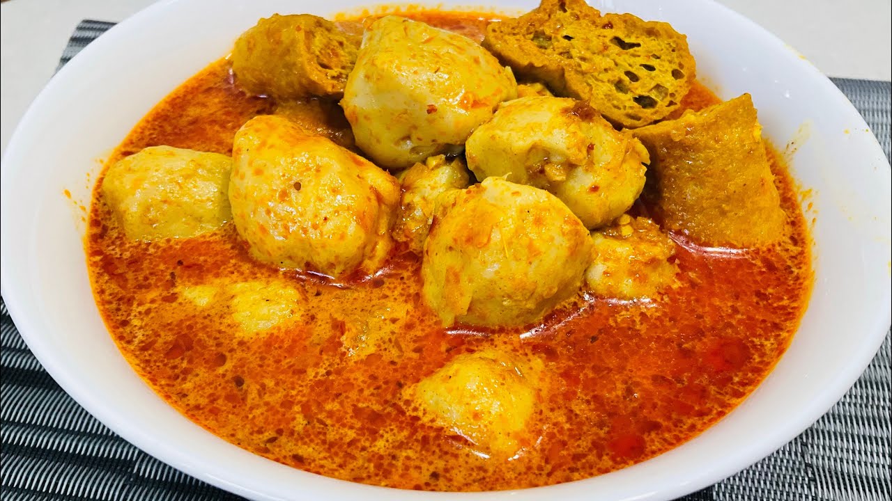 Homemade bouncy fish balls & tofu puffs curry/ How to cook tofu puffs soft n deletable in curry. 