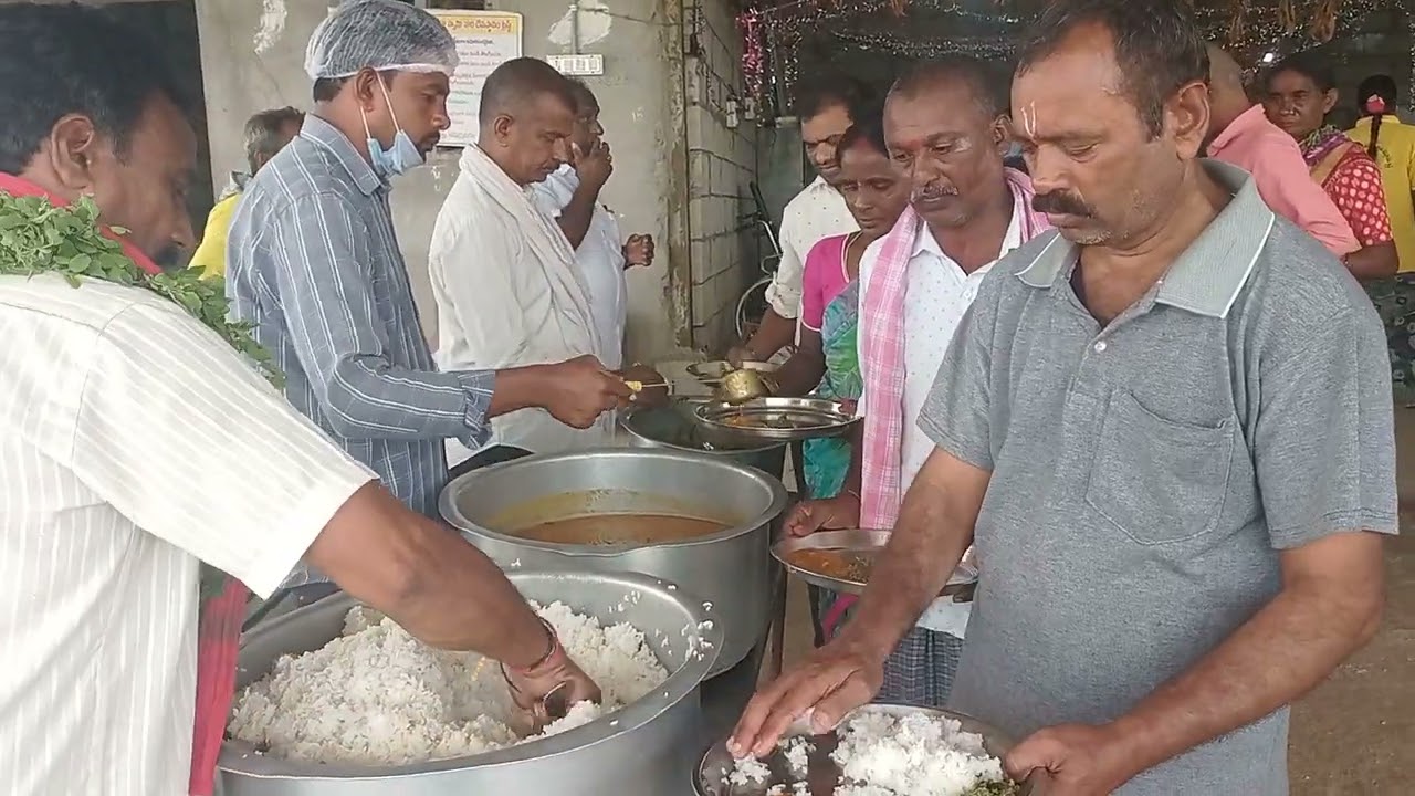 ఈరోజు శనివారం బాల ఉగ్ర నరసింహ స్వామి సన్నిధిలో అన్నదానంలో పాల్గొన్న భక్తులు