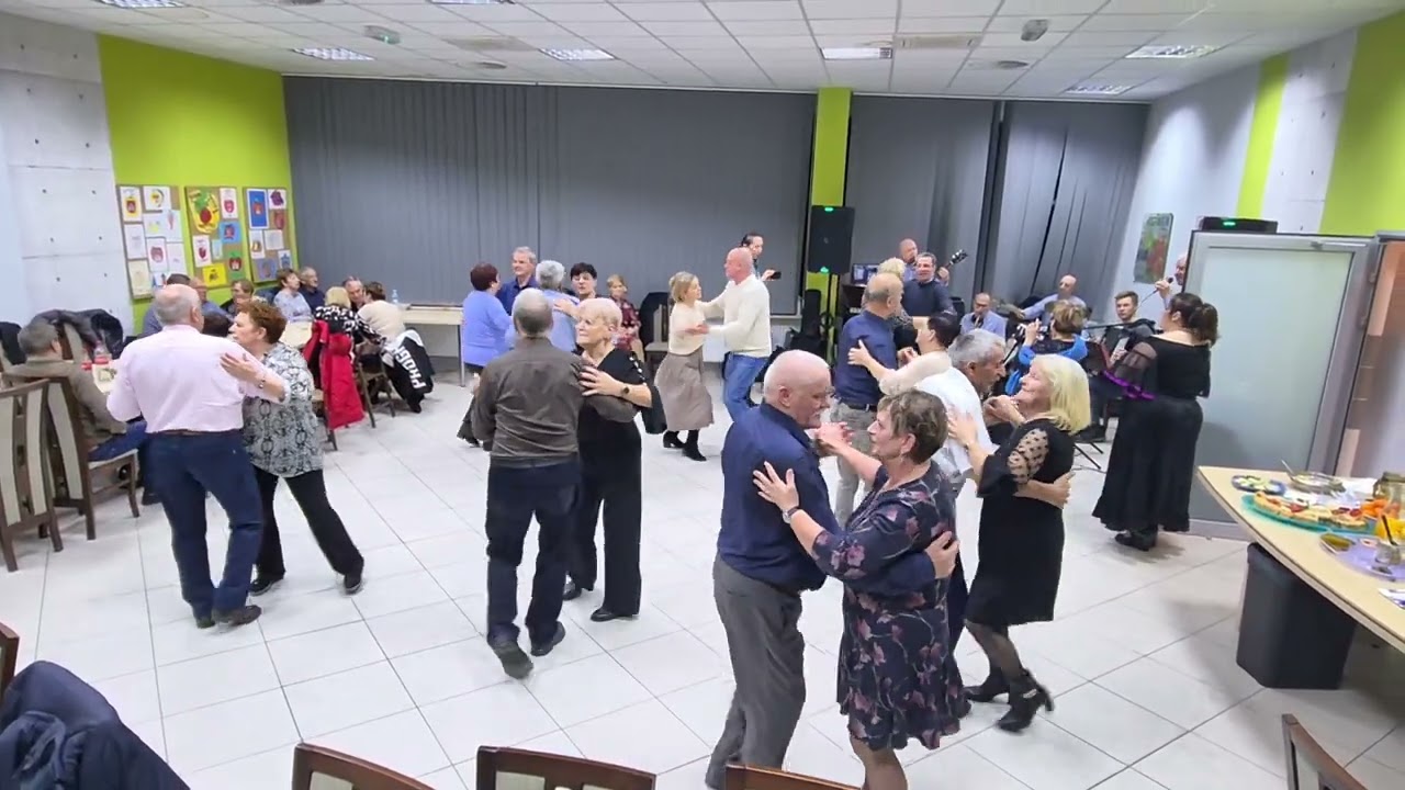 Spokojnie, dostojnie  Jarzębino czerwona w Słowikowie. Kapela Piotra Bińkowskiego.