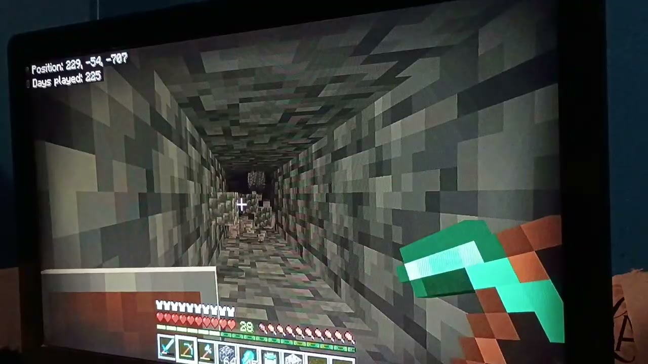I survived 200-300 days in Minecraft survival!(currently on day 226)