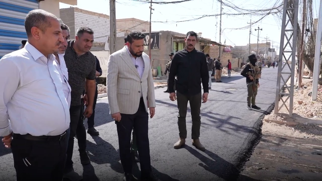 محافظ ميسان الأستاذ حبيب ظاهر الفرطوسي يتابع ميدانياً أعمال إنشاء الأرصفة وتبليط شوارع حي الرحمة 2