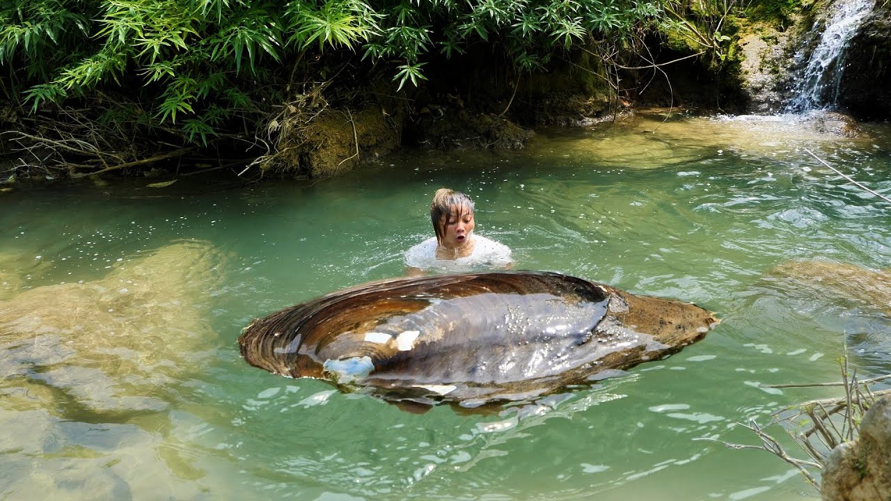 The girl excitedly dived into the water and caught the giant clam, harvesting its sparkling pearls
